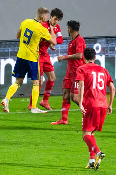 Sveriges Anton Salétros tar strypgrepp på Turkiets Melih