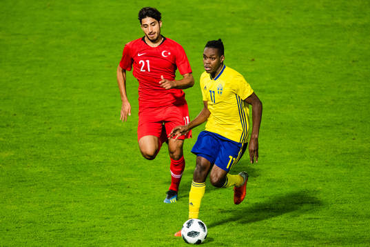 Turkiets Berkay Özcan och Sveriges Joel Asoro