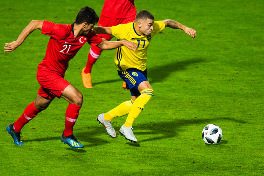 Sveriges Jordan Larsson och Turkiets Berkay Özcan i kamp