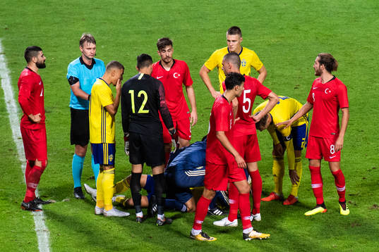 Turkiets målvakt Ugurcan Cakir kolliderar med Sveriges