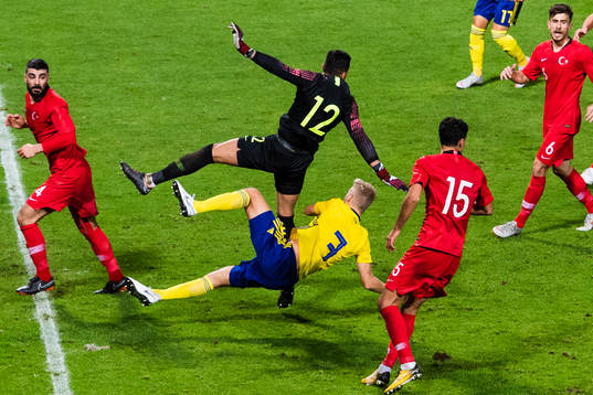 Turkiets målvakt Ugurcan Cakir kolliderar med Sveriges