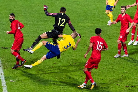 Turkiets målvakt Ugurcan Cakir kolliderar med Sveriges