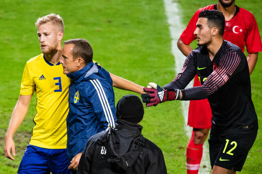 Sveriges Filip Dagerstål klappas om av Turkiets målvakt
