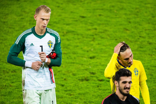 Sveriges målvakt Pontus Dahlberg och Linus Wahlqvist deppar