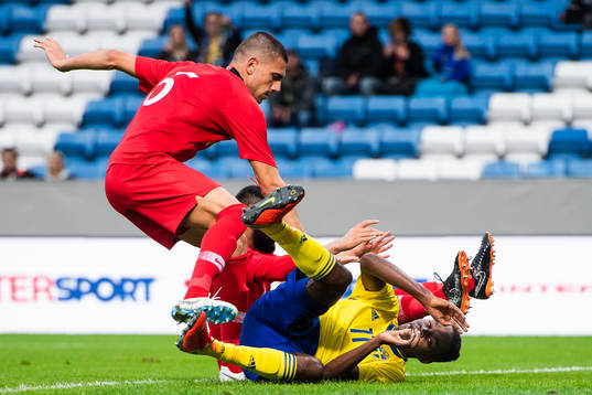 Sveriges Joel Asoro skadas