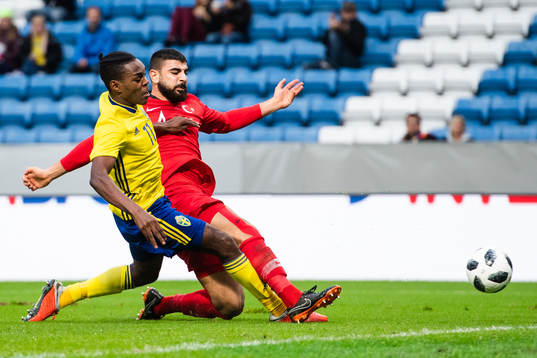 Sveriges Joel Asoro och Turkiets Dail Demirbag i kamp om