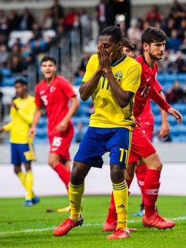 Sveriges Joel Asoro deppar