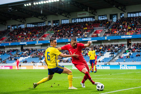 Sveriges Jonathan Levi och Turkiets Merih Demiral i kamp om