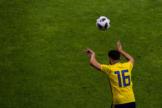 Sveriges Erdal Rakip kastar ett inkast