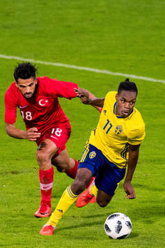 Sveriges Joel Asoro och Turkiets Abdurrahim Dursun