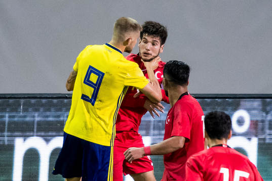 Sveriges Anton Salétros tar strypgrepp på Turkiets Melih
