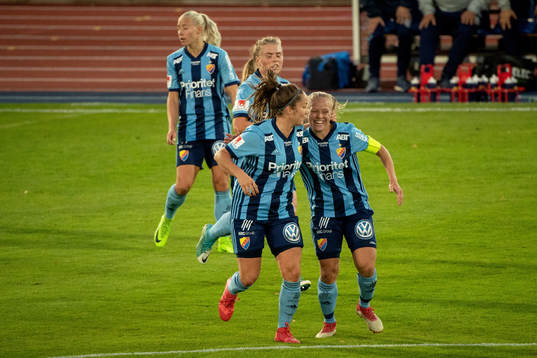 Djurgårdens Mia Jalkerud jublar med lagkamrater