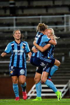 Djurgårdens Julia Spetsmark  och Mia Jalkerud jublar