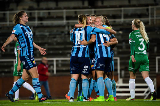 Djurgårdens spelare jublar med Julia Spetsmark