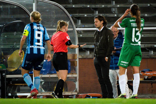 Hammarbys tränare Isak Dahlin får en tillsägelse av