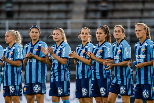 Djurgårdens spelare före fotbollsmatchen i Damallsvenskan