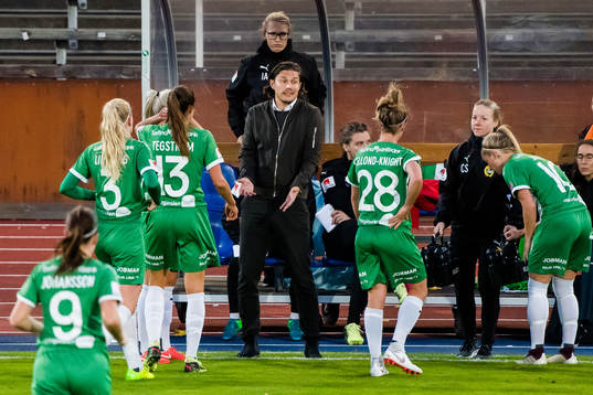 Hammarbys tränare Isak Dahlin i samtal med spelarna