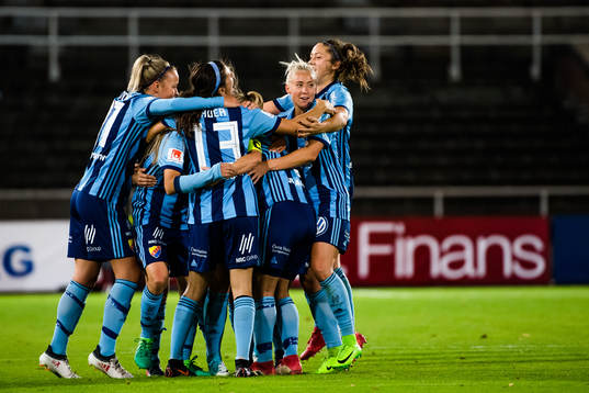 Djurgårdens Julia Spetsmark  jublar med lagkamraterna