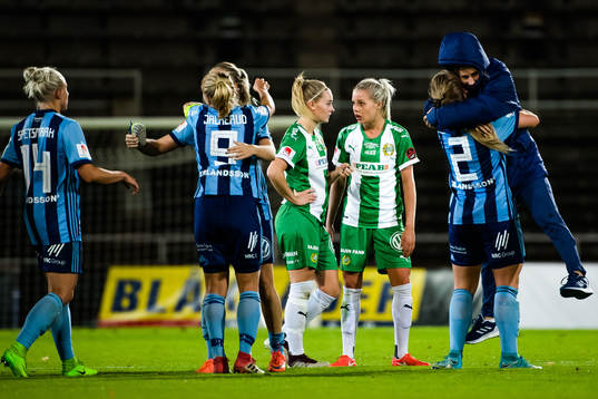Hammarbys spelare deppar samtidigt som Djurgårdens spelare
