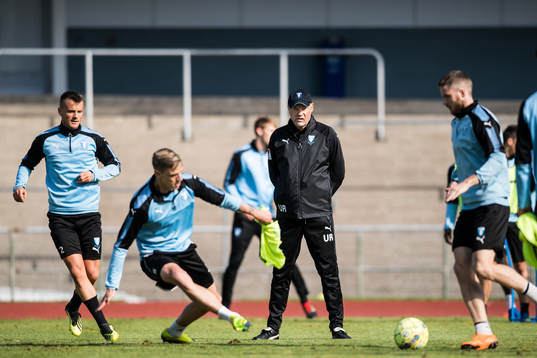 Tränare Uwe Rösler övervakar spelet