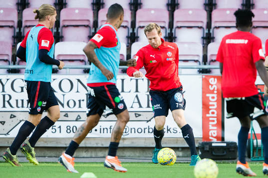 Helsingborgs Anders Degn Randrup värmer upp med sina