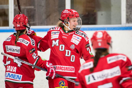 Modos Michela Cava och Laura Lerchova jublar
