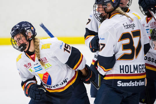 Djurgårdens Julia Östlund och Josefine Holmgren jublar