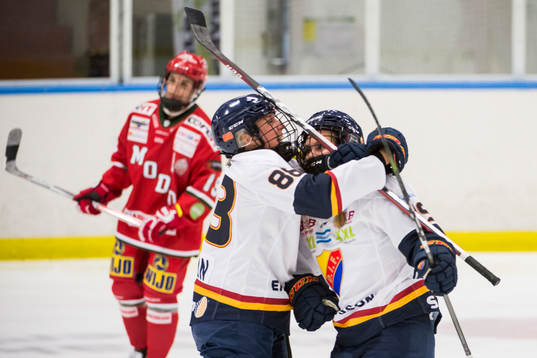 Djurgårdens Hanna Olsson och Julia Östlund jublar