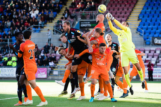 AFC Eskilstunas målvakt Gianluca Curci boxar bort bollen