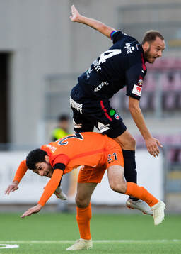 Helsingborgs Andreas Granqvist i en nickduell med AFC