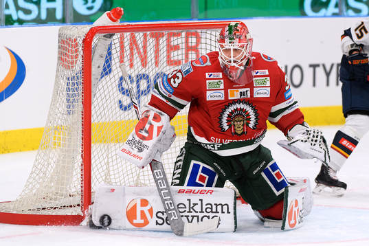 Frölundas målvakt Johan Mattsson räddar ett skott