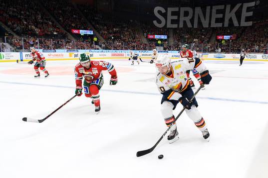 Frölundas Jonathan Sigalet jagar Djurgårdens Niclas