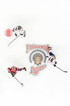 Frölundas Mats Rosseli Olsen med pucken