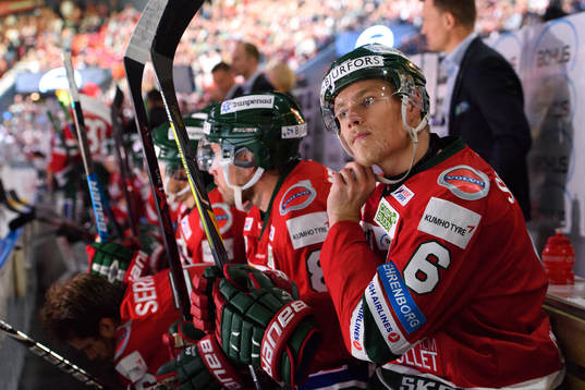 Frölundas Kristoffer Gunnarsson på bänken innan