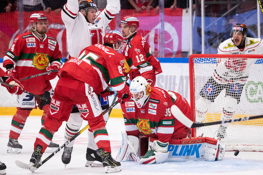 Örebros Jere Sallinen gör 0-1 bakom Moras målvakt