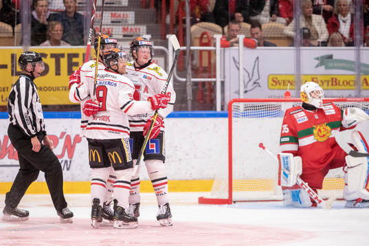 Örebros Linus Arnesson jublar med lagkamrater
