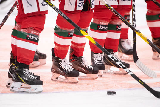 Moras skridskor och puck i ishockeymatchen i SHL mellan