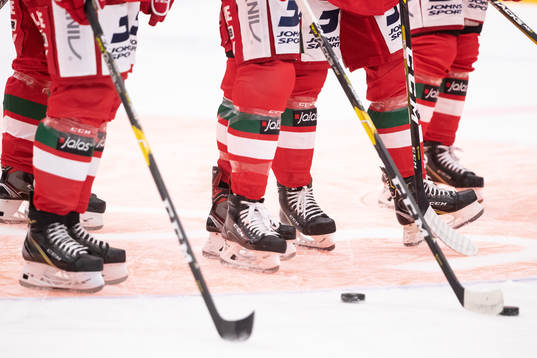 Moras skridskor och puck i ishockeymatchen i SHL mellan