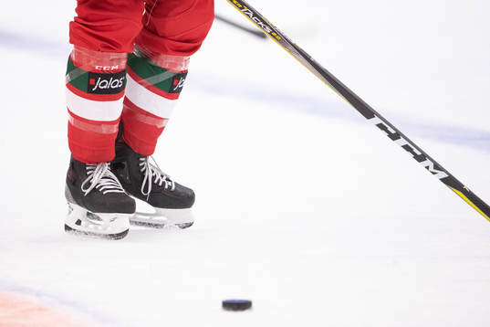 Moras skridskor och puck i ishockeymatchen i SHL mellan