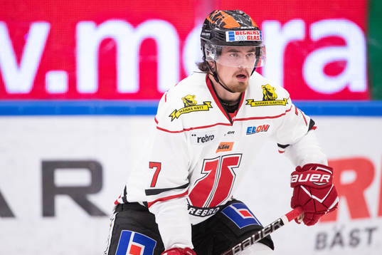 Örebros Marcus Björk  i ishockeymatchen i SHL mellan Mora