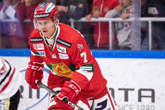 Moras Erlend Lesund  i ishockeymatchen i SHL mellan Mora