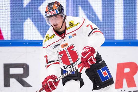 Örebros Marcus Björk  i ishockeymatchen i SHL mellan Mora