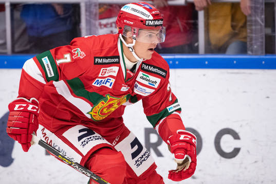 Moras Erlend Lesund  i ishockeymatchen i SHL mellan Mora