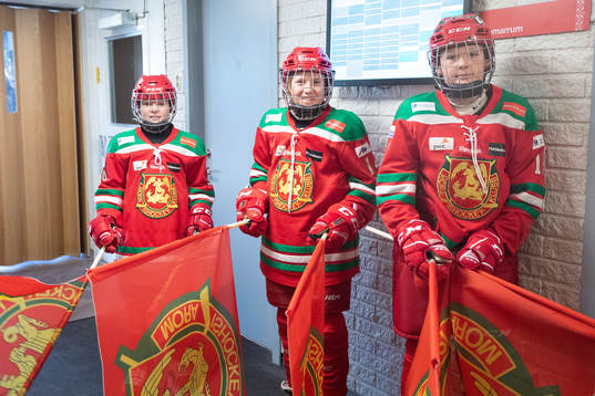 Moras fanbärare innan ishockeymatchen i SHL mellan Mora