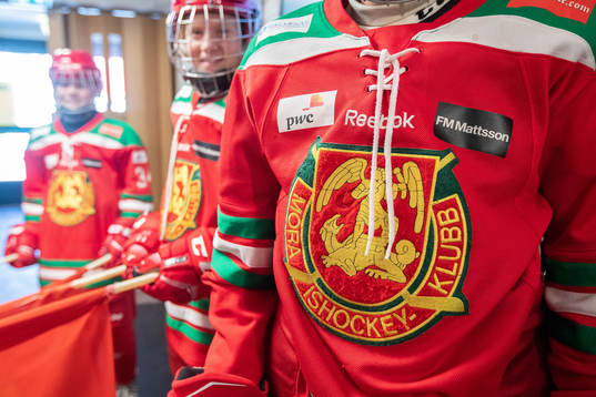 Moras fanbärare innan ishockeymatchen i SHL mellan Mora