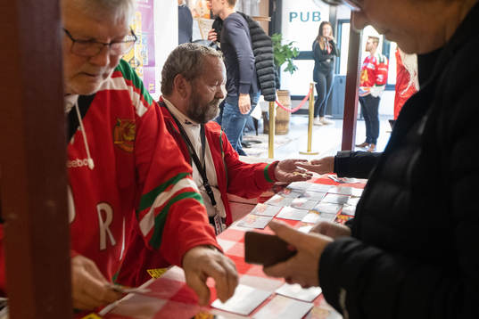 Försäljning av 50-50 lotter i ishockeymatchen i SHL