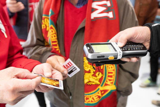 Biljettkoll i ishockeymatchen i SHL mellan Mora och Örebro
