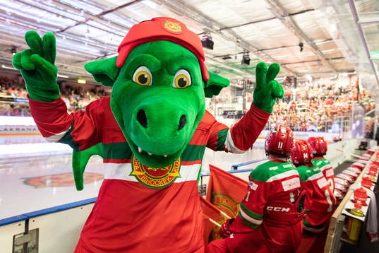 Moras maskot Draken i ishockeymatchen i SHL mellan Mora och