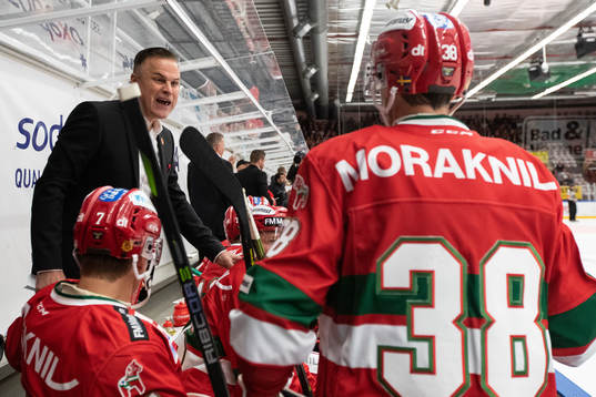Moras assisterande tränare Barry Smith   i ishockeymatchen