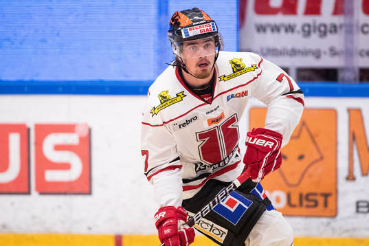 Örebros Marcus Björk  i ishockeymatchen i SHL mellan Mora